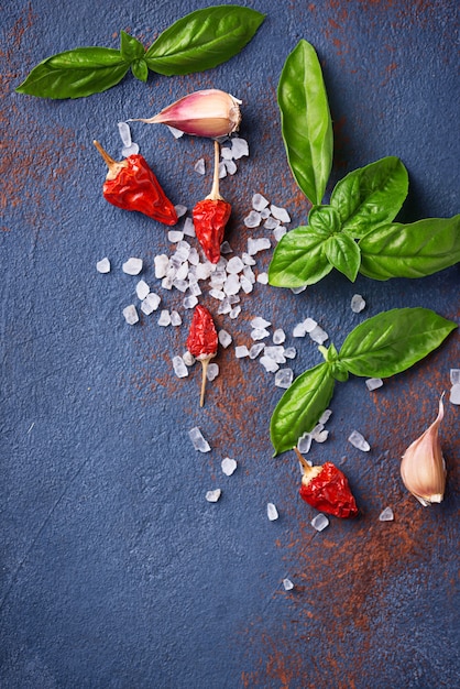 Rode peper, zout, knoflook en basilicum
