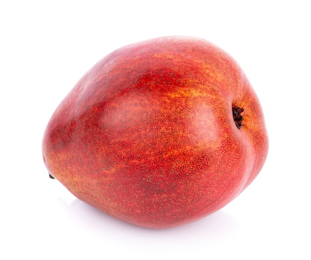 Rode perenvruchten die op witte achtergrond worden geïsoleerd