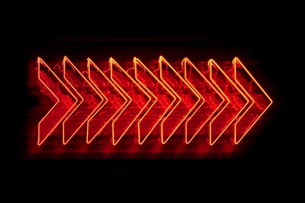Rode pijlen die naar rechts wijzen Neonlicht