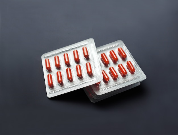 Rode pil capsules in blisterverpakkingen