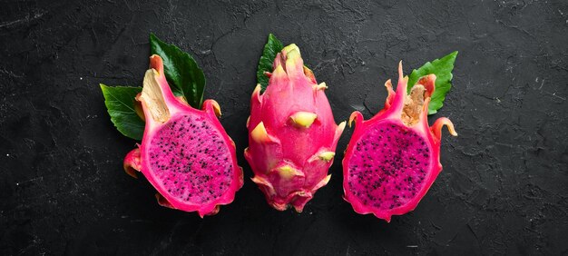 Rode pitahaya op een zwarte achtergrond Fruit Dragon Tropical Fruits Bovenaanzicht Vrije ruimte voor tekst