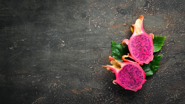 Rode pitahaya op een zwarte achtergrond Fruit Dragon Tropical Fruits Bovenaanzicht Vrije ruimte voor tekst