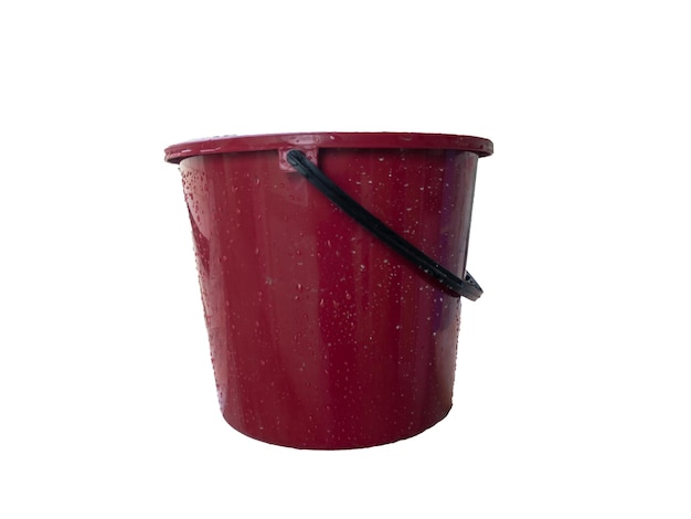 Foto rode plastic emmer voor het schoonmaken geïsoleerd op een witte achtergrond