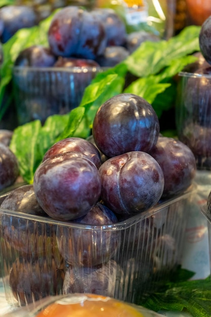 Foto rode pruimen verpakt aan de balie van de supermarkt