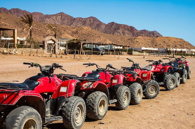 Rode quads staan in een rij aan de oever van de Rode Zee Dahab Egypte