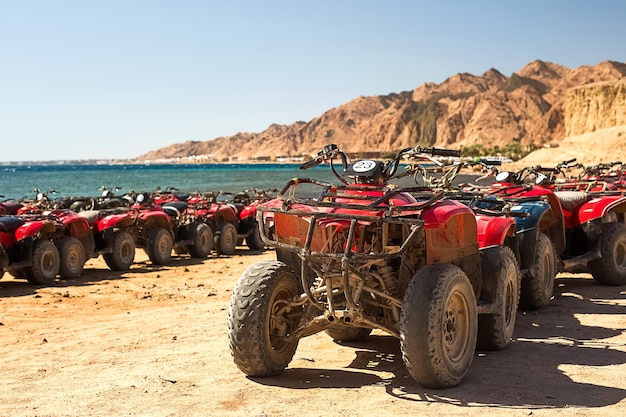 Rode quads staan in een rij aan de oever van de Rode Zee Dahab Egypte