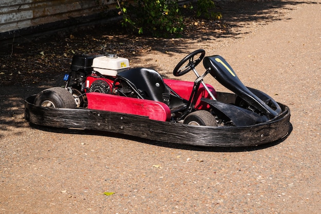 Rode racekart zonder close-up van een racer op een parkeerplaats van een circuit voor een ringrace