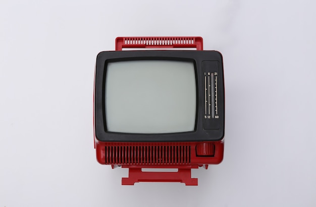 Rode retro oude mini tv-toestel op witte achtergrond. Bovenaanzicht