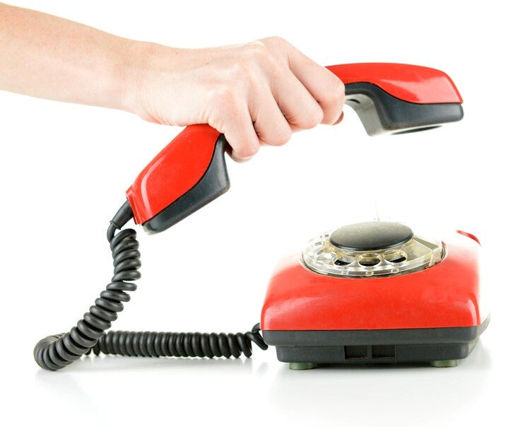 Foto rode retro telefoon geïsoleerd op wit