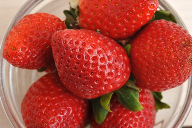 Rode rijpe aardbeien in een kom - hoogste mening