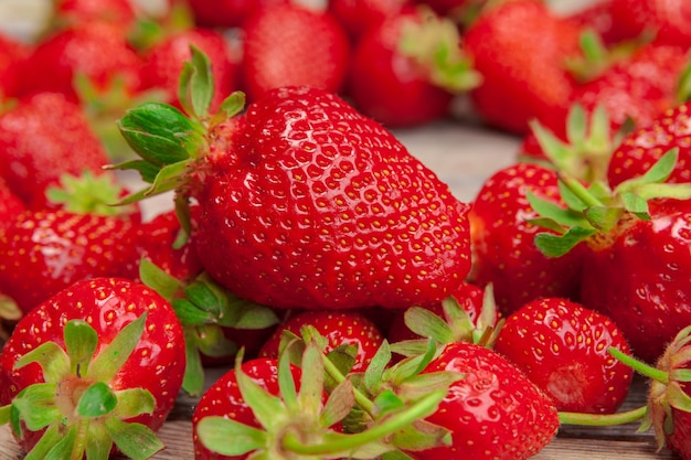 Rode rijpe aardbeien op houten tafel close-up