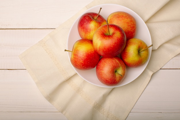 Rode rijpe appels in een witte kom