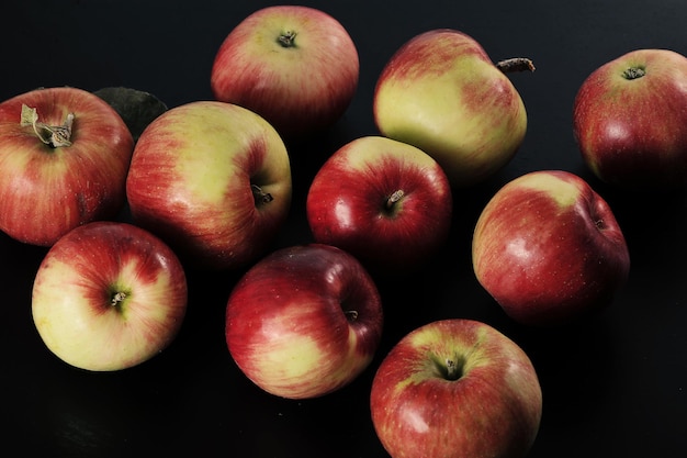 Rode rijpe appels op een bord - herfstappeloogst