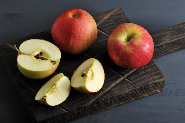 Rode rijpe appels op een houten bord