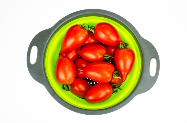 Rode rijpe ovale tomaten. Studiofoto.