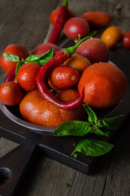 Rode rijpe tomaten met paprika en basilicum.