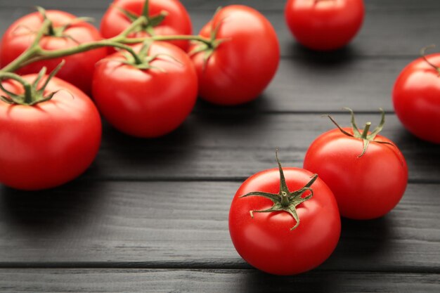 Rode rijpe tomaten op een donkere achtergrond Tomaten oogsten