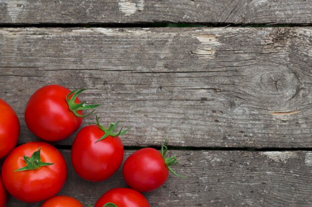 rode rijpe tomaten op een houten ondergrond met lege kopieerruimte