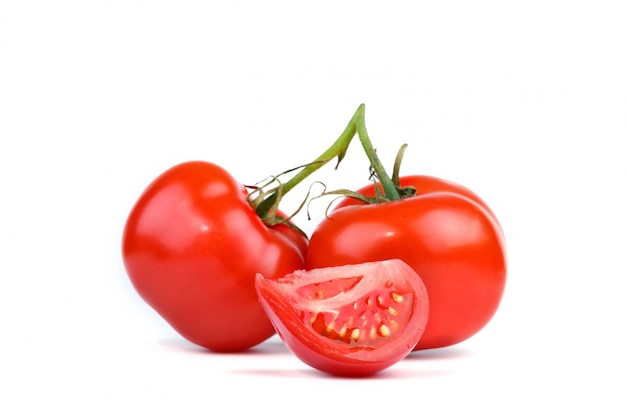 Foto rode rijpe tomaten op een witte ondergrond