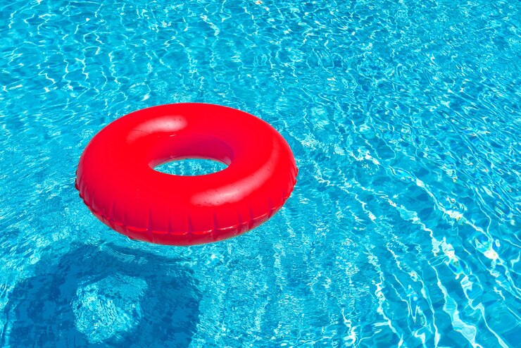 Foto rode ring drijvend in een verfrissend blauw zwembad