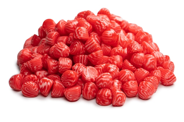 Rode ronde smakelijke gummy snoepjes islolated op een witte achtergrond