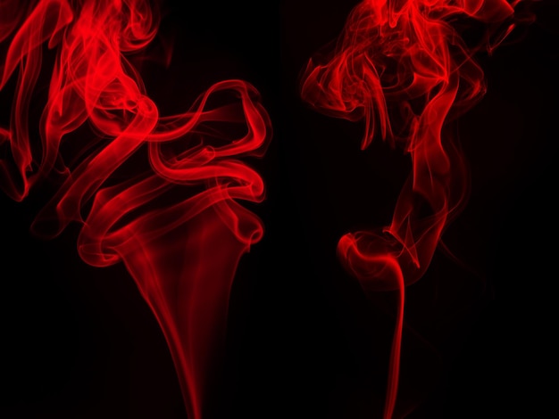 Rode rook op zwarte achtergrond duisternis concept