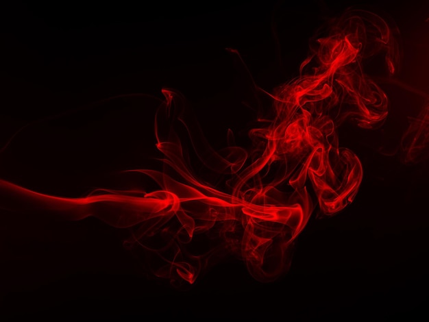 Rode rooksamenvatting op zwarte achtergrond, vuurontwerp