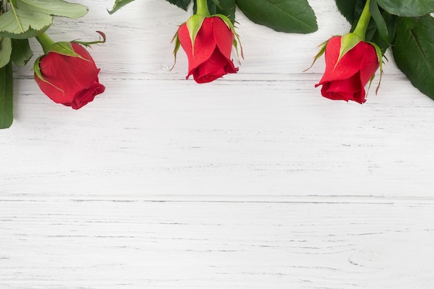 Rode roos achtergrond voor valentijnsdag moederdag verjaardagskaart bloemen op de houten tafel