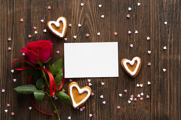 Foto rode roos met ansichtkaart op houten achtergrond happy valentines day ansichtkaart love concept voor moederdag of valentijnsdag valentijnskaart met ruimte voor tekst