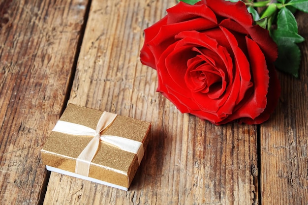 Rode roos op een houten achtergrond Valentijnsdag geschenk selectieve aandacht