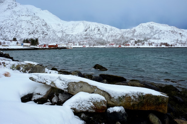 Rode rorbu-huizen in Noorwegen in de winter