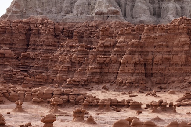 Rode rotsformaties en hoodoos in de woestijn bij zonsopgang