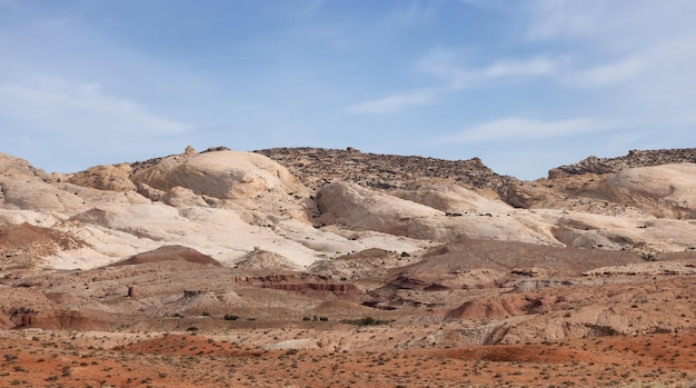 Rode rotsformaties en hoodoos in de woestijn bij zonsopgang