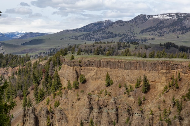 Rode rotsklif en bergen in het Amerikaanse nationale park Yellowstone