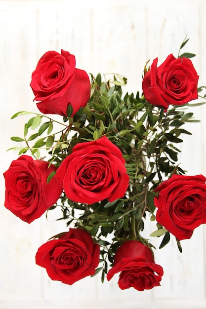 Rode rozen boeket op een houten tafel