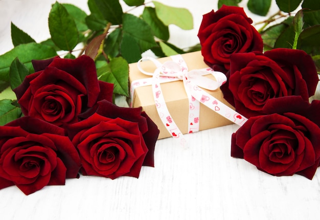 Rode rozen en geschenkdoos