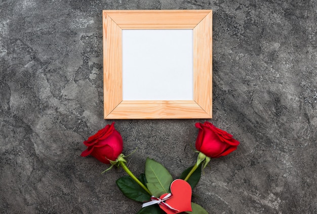 Rode rozen, hartteken en frame