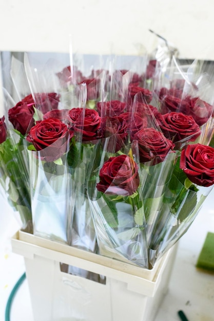 rode rozen in een pakket