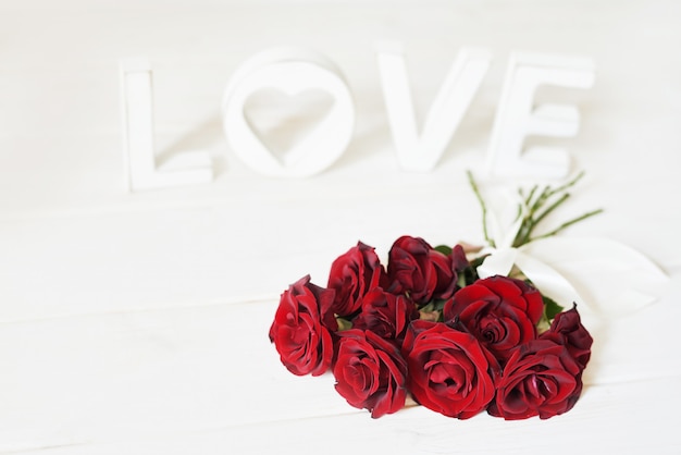rode rozen met hart, houten letters liefde, briefkaartsjabloon