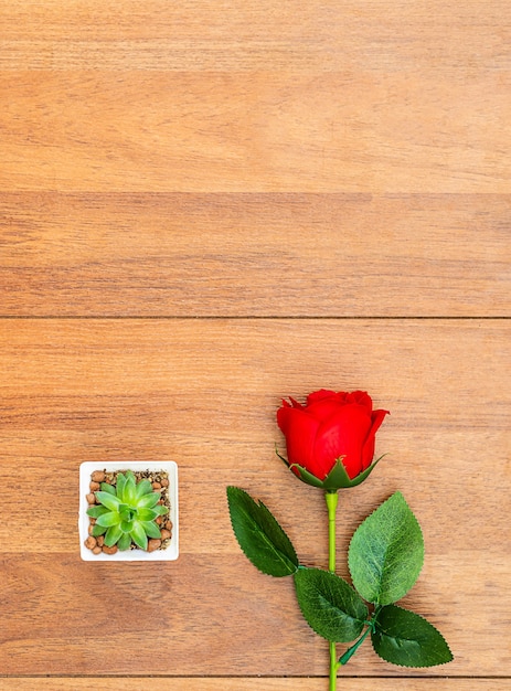 Rode rozen op houten tafel. Bovenaanzicht met copyspace voor uw groeten