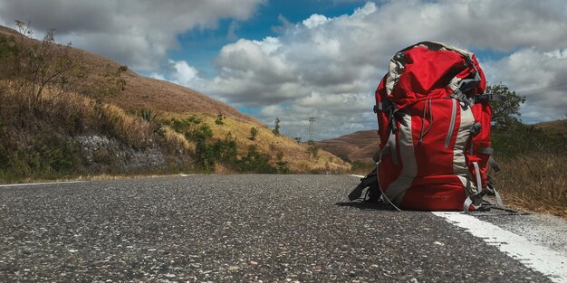 Foto rode rugzak is op reis in sumba