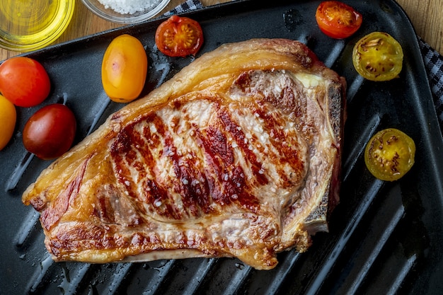 Rode runderkotelet (koe, vaars, kalfsvlees) gekookt op de grill. Bovenaanzicht.