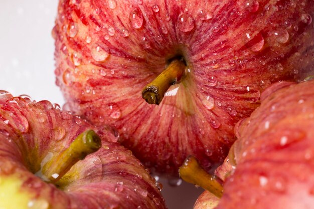 Rode sappige appels in druppels water, close-up. macro.