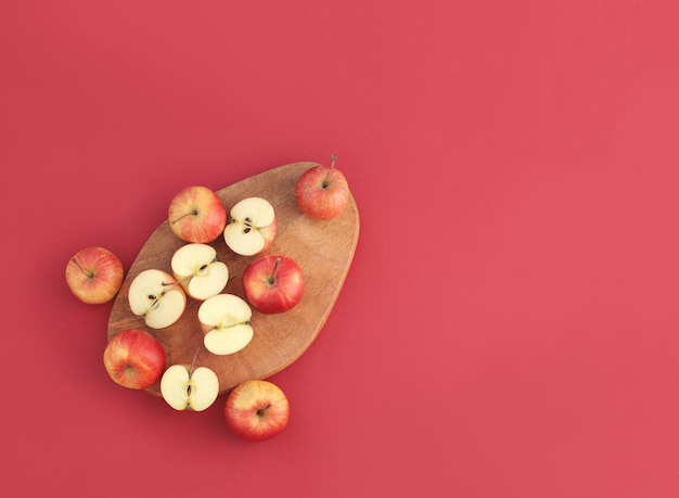 Rode sappige jonge smakelijke appels op een heldere, gelijkmatige achtergrond