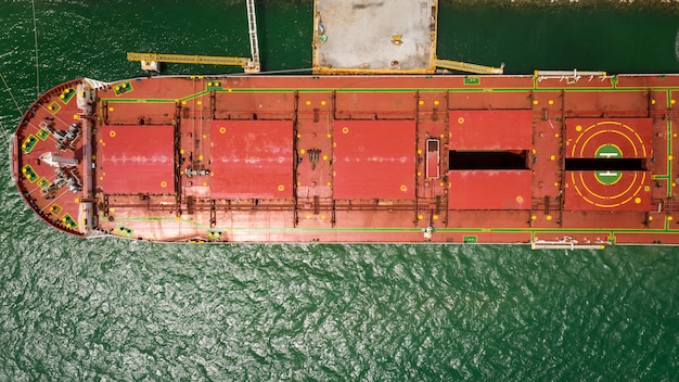 Rode scheepsreparatie in drijvend dok luchtfoto