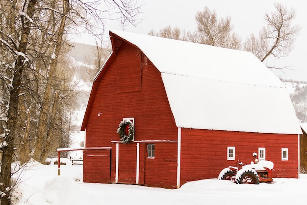 Rode schuur in sneeuw op de boerderij in Colorado.