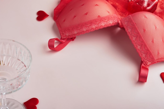 Rode sexy beha en slipje in doos op roze achtergrond Dames sexy ondergoed set met rozen en parfum Cadeau-idee voor Vrouwendag of Valentijnsdag met kopieerruimte Verrassing voor mannen of voor hem Bovenaanzicht