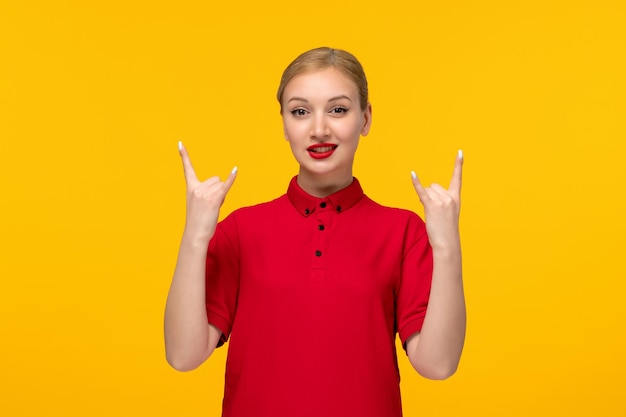 Rode shirt dag gekke meid met stenen bord in een rood shirt op een gele achtergrond