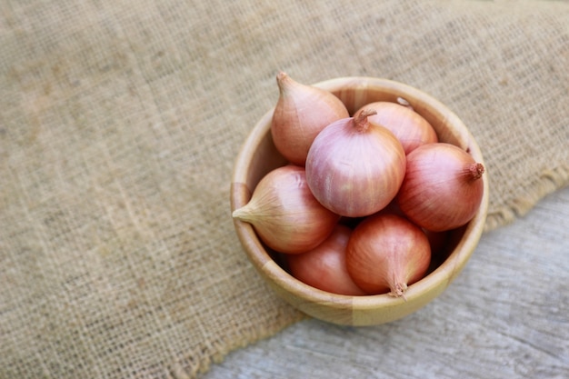 rode sjalot op houten kom voor gezond eten