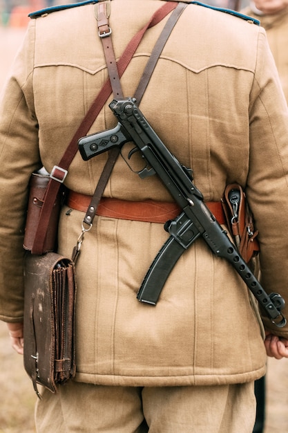Foto rode sovjetofficier met pps op zijn rug